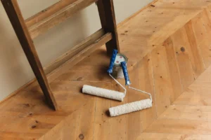 Målat plankgolv före slipning